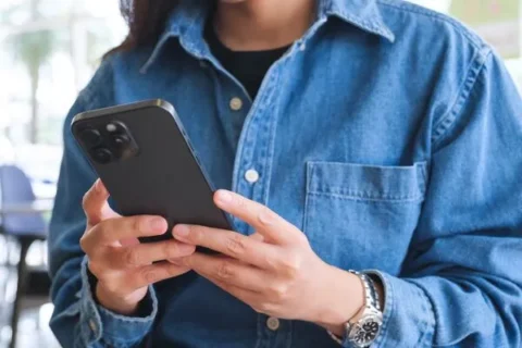 Digital-Marketing-Woman-using-a-smartphone-to-watch-content