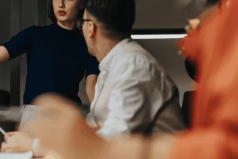 Growth-Marketing-Young-startup-team-exchanging-ideas-600x400